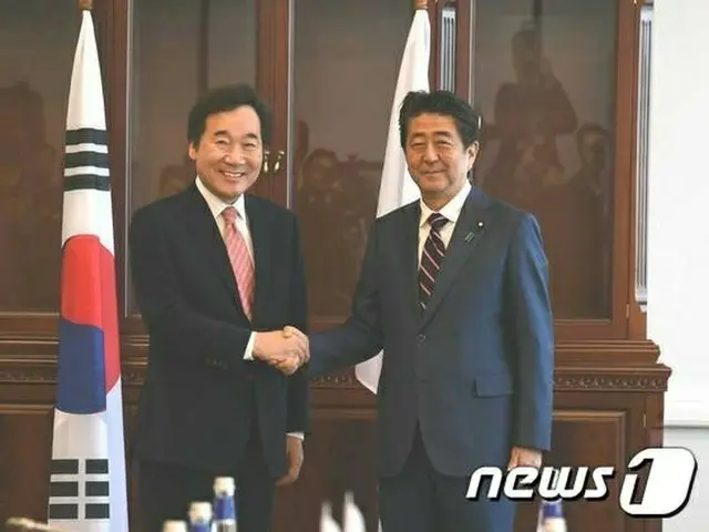 安倍晋三総理とイ・ナクヨン韓国首相が握手をしている（提供:news1）