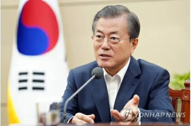 法務部の高官と話す文在寅大統領（青瓦台提供）＝１６日、ソウル（聯合ニュース）≪転載・転用禁止≫