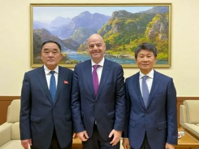 鄭夢奎会長（右）、ＦＩＦＡのインファンティノ会長（中央）、北朝鮮サッカー協会の金将山事務総長（大韓サッカー協会提供）＝（聯合ニュース）《転載・転用禁止》