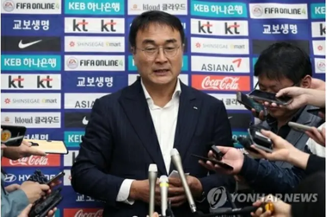 平壌から戻った大韓サッカー協会の崔副会長＝17日、仁川（聯合ニュース）