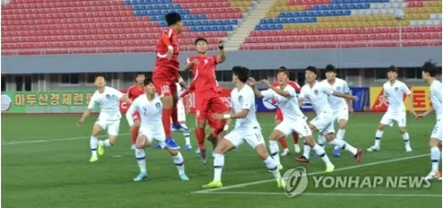 平壌で１５日に行われたＷ杯アジア２次予選Ｈ組の韓国（白いユニフォーム）と北朝鮮の試合。観客の姿はなかった（ＡＦＣ提供）＝（聯合ニュース）≪転載・転用禁止≫