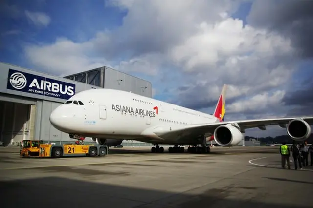18日、エンジンの点検中に火災が発生したアシアナ航空A380と同機種の旅客機（提供:news1）