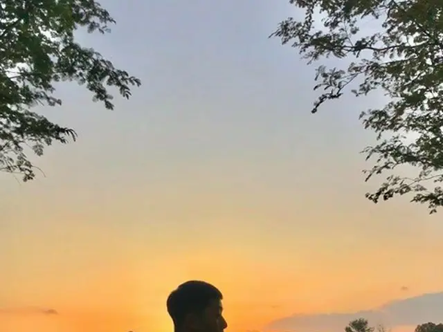 俳優パク・ソジュン、夕焼けの河原で「グラビアのような日常」（提供:Osen）