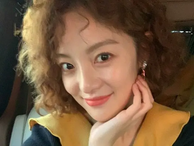 女優ファン・ボラ、くるくるパーマも可愛らしく（提供:Osen）