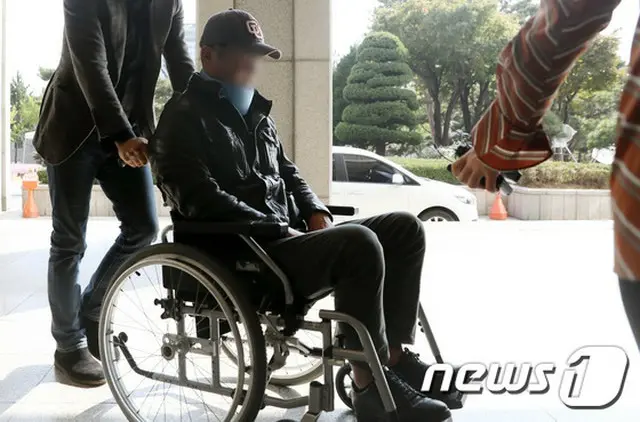 “学校法人の採用不正疑惑“韓国元法相の弟、車いすで検察に出頭（提供:news1）