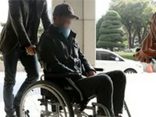 “学校法人の採用不正疑惑“韓国元法相の弟、車いすで検察に出頭
