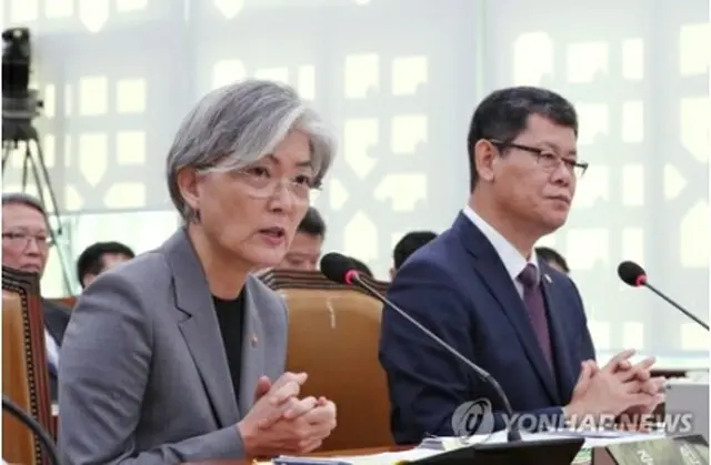 国会の国政監査で答弁する康氏（左）＝２１日、ソウル（聯合ニュース）