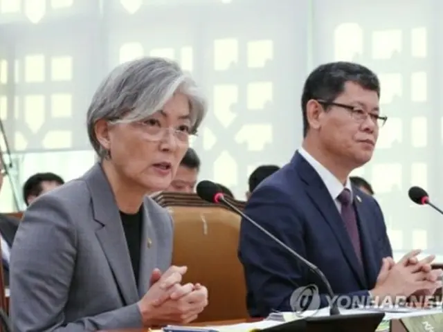 国会の国政監査で答弁する康氏（左）＝２１日、ソウル（聯合ニュース）