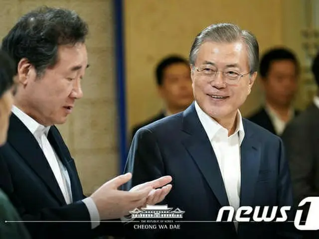 去る8日、韓国大統領府で文在寅（ムン・ジェイン）大統領とイ首相が対話をしている（提供:news1）