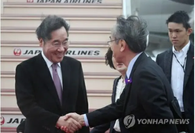 ２２日午前、羽田空港に到着した李氏（左）＝２２日、東京（聯合ニュース）
