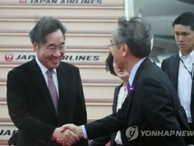 ２２日午前、羽田空港に到着した李氏（左）＝２２日、東京（聯合ニュース）