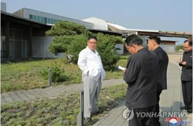 金剛山を視察する金委員長（左端）＝（朝鮮中央通信＝聯合ニュース）≪転載・転用禁止≫