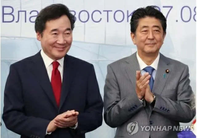 李洛淵氏（左）と安倍氏（資料写真）＝（聯合ニュース）