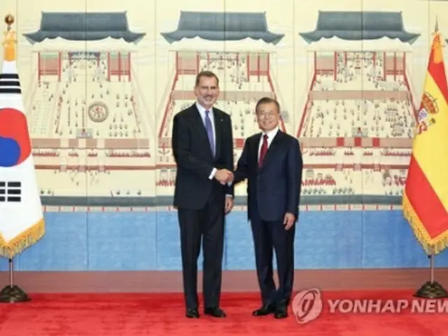 握手を交わす文大統領（右）とフェリペ６世＝２３日、ソウル（聯合ニュース）