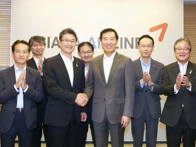 日韓民間外交に乗り出したアシアナ航空…社長が宮崎県知事と面会（提供:news1）