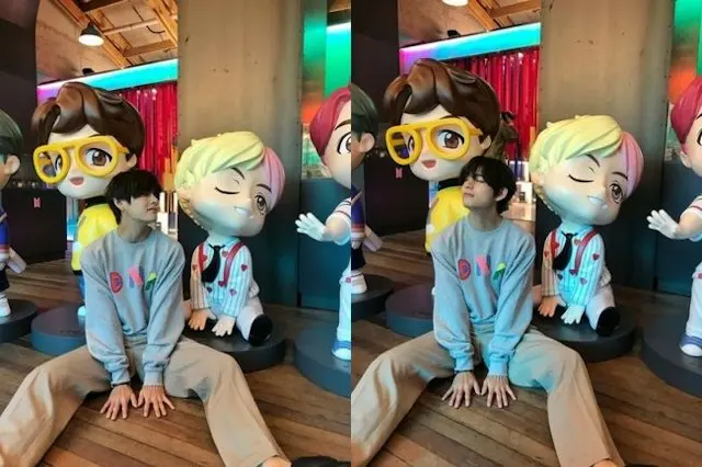 V（防弾少年団）、瓜二つなフィギュアの前で同じポーズをパチリ、公演での姿とのギャップにファンも胸キュン（提供:OSEN）