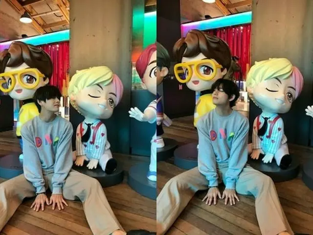 V（防弾少年団）、瓜二つなフィギュアの前で同じポーズをパチリ、公演での姿とのギャップにファンも胸キュン（提供:OSEN）