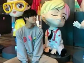 V（防弾少年団）、瓜二つなフィギュアの前で同じポーズをパチリ、公演での姿とのギャップにファンも胸キュン