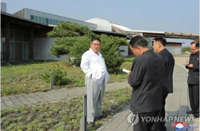 北朝鮮メディアは23日、金正恩委員長が南北協力の象徴である景勝地・金剛山の観光を推進した金正日（キム・ジョンイル）政権の政策を「対南（韓国）依存政策」と強く批判し、金剛山の韓国側施設の撤去を指示したと報