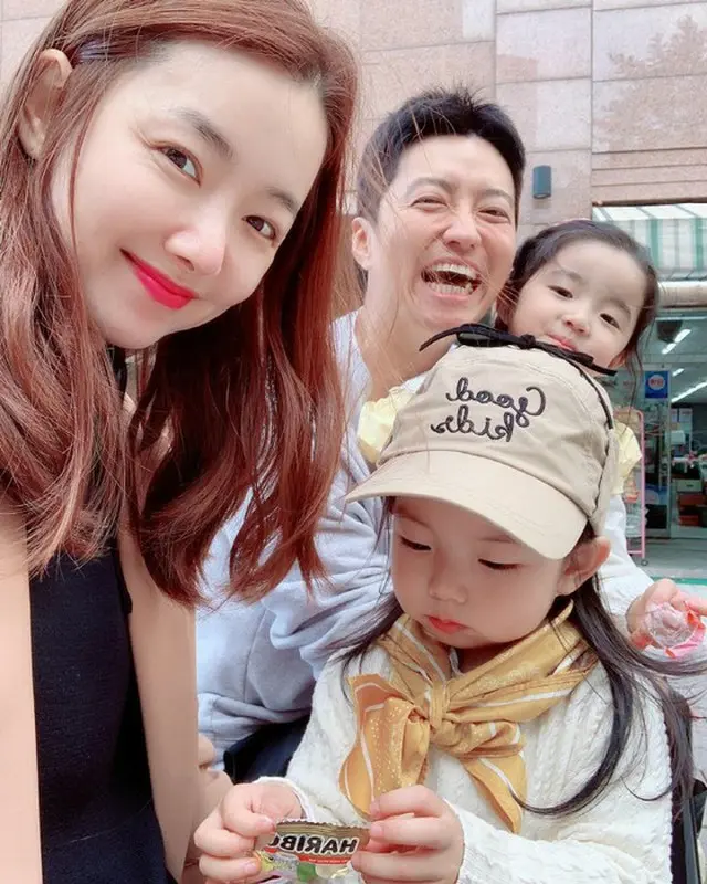 韓国俳優イン・ギョジン＆女優ソ・イヒョン夫妻が、幸せな家族写真を公開して話題になっている。（写真提供:OSEN）