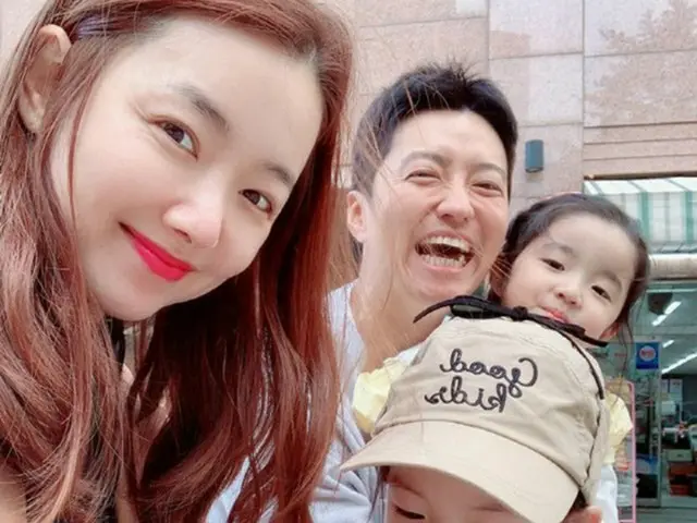 韓国俳優イン・ギョジン＆女優ソ・イヒョン夫妻が、幸せな家族写真を公開して話題になっている。（写真提供:OSEN）