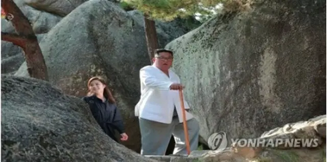 金剛山観光地区を視察する金正恩委員長（右）と夫人の李雪主（リ・ソルジュ）氏＝（朝鮮中央テレビ＝聯合ニュース）《転載・転用禁止》