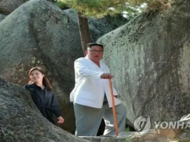 金剛山観光地区を視察する金正恩委員長（右）と夫人の李雪主（リ・ソルジュ）氏＝（朝鮮中央テレビ＝聯合ニュース）《転載・転用禁止》