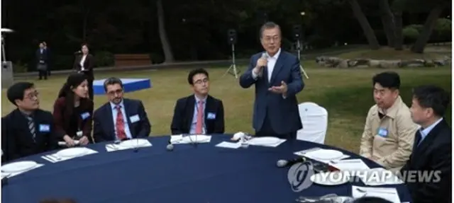 青瓦台担当記者ら招いて行われた行事であいさつする文大統領（右から３人目）＝２５日、ソウル（聯合ニュース）