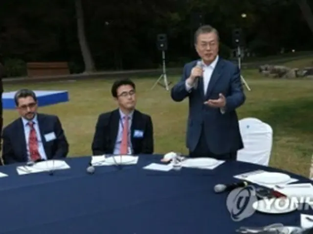 青瓦台担当記者ら招いて行われた行事であいさつする文大統領（右から３人目）＝２５日、ソウル（聯合ニュース）