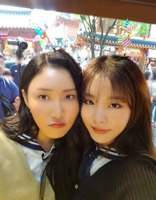 「MAMAMOO」ファサとフィイン、中学校の制服着て「愛嬌発散」（提供:OSEN）