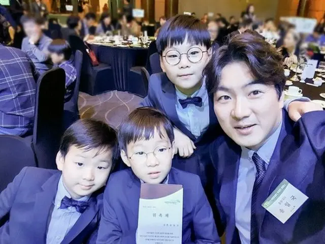 韓国俳優ソン・イルグクの三つ子の息子、テハンくん、ミングクくん、マンセくんの近況公開されて話題になっている。（写真提供:OSEN）