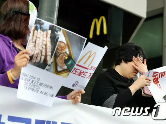 ”ハンバーガー病発症”女児の母親ら、マクドナルド前で糾弾デモ＝韓国（画像:news1）