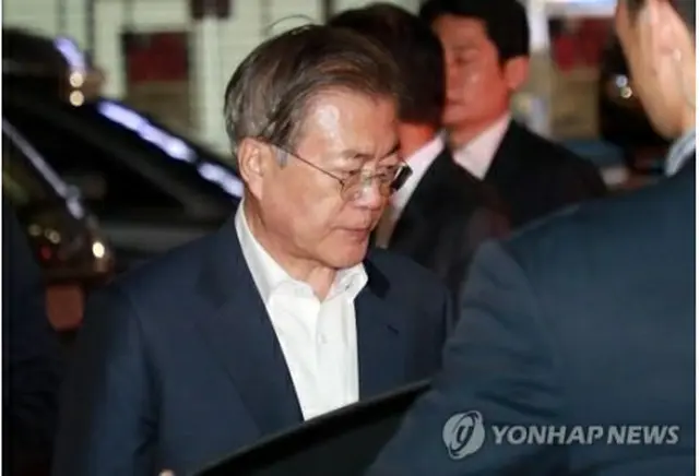 母を看取った後、病院を出る文大統領＝２９日、釜山（聯合ニュース）