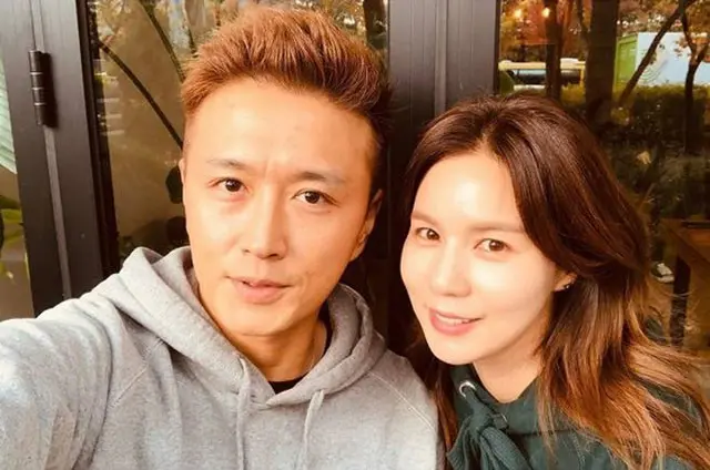 俳優チン・テヒョン、大学生を養子に 「尊敬する妻に感謝、言葉より人生で」（画像:news1）
