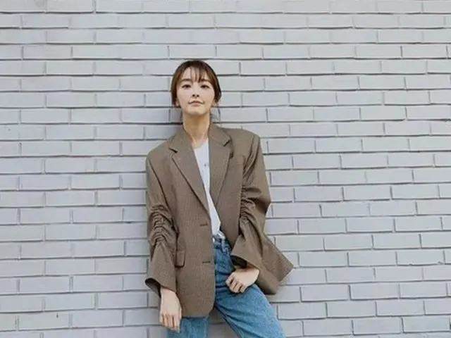 韓国女優チョン・ユミが、洗練された秋のスタイリングを公開して話題になっている。（写真提供:OSEN）