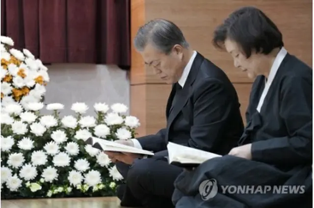 棺のそばで祈りをささげる文大統領夫妻（大統領府提供）＝３０日、釜山（聯合ニュース）≪転載・転用禁止≫