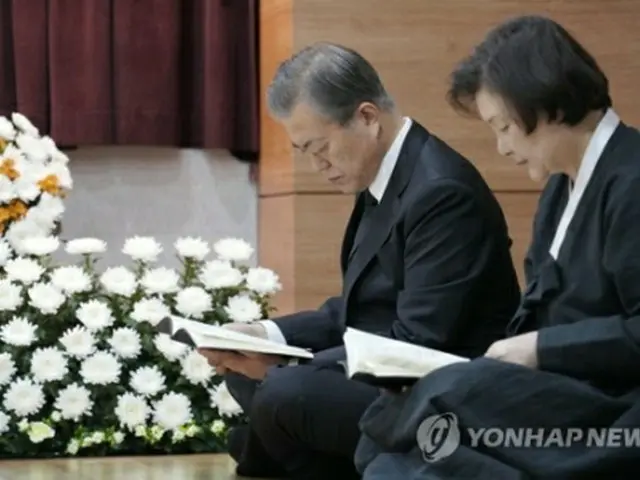 棺のそばで祈りをささげる文大統領夫妻（大統領府提供）＝３０日、釜山（聯合ニュース）≪転載・転用禁止≫