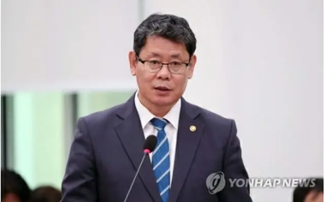国会の外交統一委員会で懸案報告を行う金錬鉄長官＝30日、ソウル（聯合ニュース）