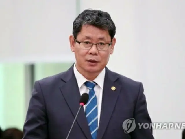 国会の外交統一委員会で懸案報告を行う金錬鉄長官＝30日、ソウル（聯合ニュース）