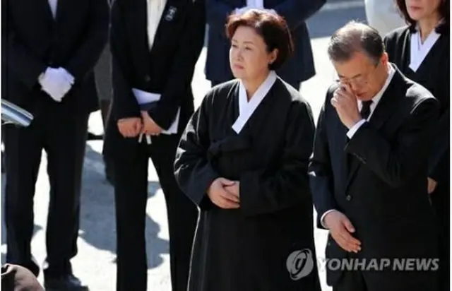 カンさんの出棺式で涙を拭う文大統領＝３１日、ソウル（聯合ニュース）