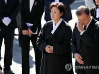 文大統領　母の葬儀終える＝１日から業務復帰
