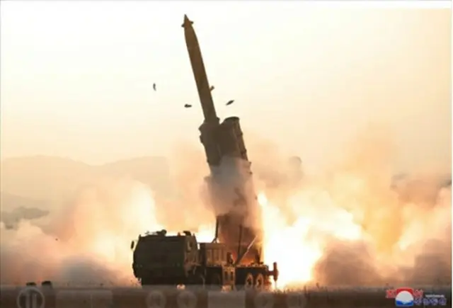 朝鮮中央通信は10月31日に実施した超大型放射砲の発射実験に成功したと報じた＝（朝鮮中央通信＝聯合ニュース）≪転載・転用禁止≫
