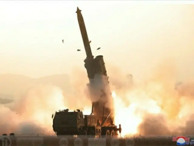 朝鮮中央通信は10月31日に実施した超大型放射砲の発射実験に成功したと報じた＝（朝鮮中央通信＝聯合ニュース）≪転載・転用禁止≫