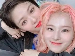 「TWICE」ジョンヨンとサナ、友情ショット…「ハッピーバースデー」