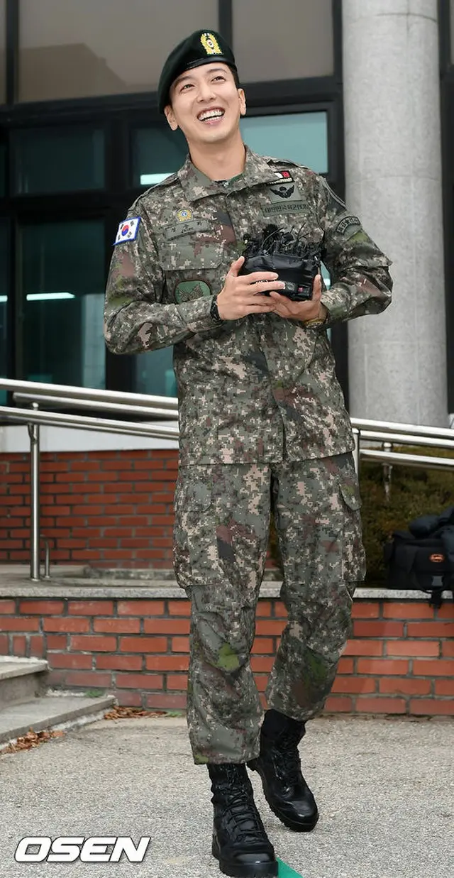 「CNBLUE」ジョン・ヨンファが3日午前、部隊近くの江原道華川郡看東面の看東事務所で現役満期除隊した。（提供:OSEN）