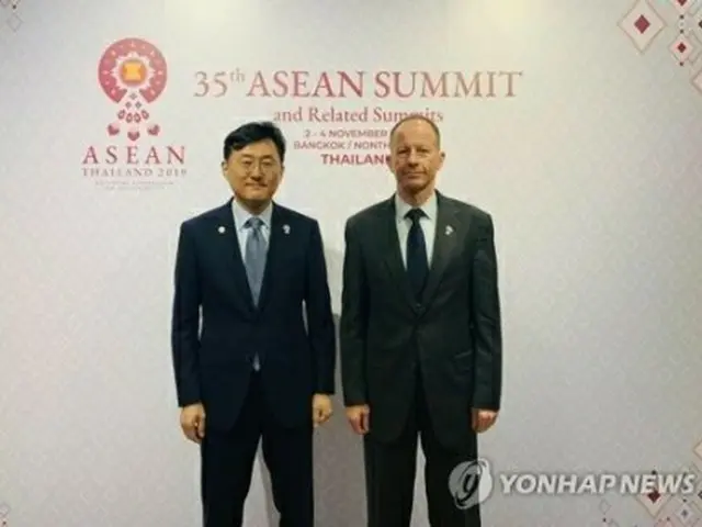 東南アジア諸国連合（ASEAN）関連首脳会議に合わせ、2日にタイで会談した尹次官補（左）とスティルウェル氏（外交部提供）＝（聯合ニュース）≪転載・転用禁止≫