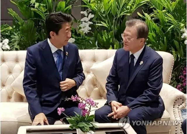 歓談する文大統領（右）と安倍首相（韓国大統領府提供）＝（聯合ニュース）≪転載・転用禁止≫