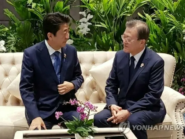 歓談する文大統領（右）と安倍首相（韓国大統領府提供）＝（聯合ニュース）≪転載・転用禁止≫