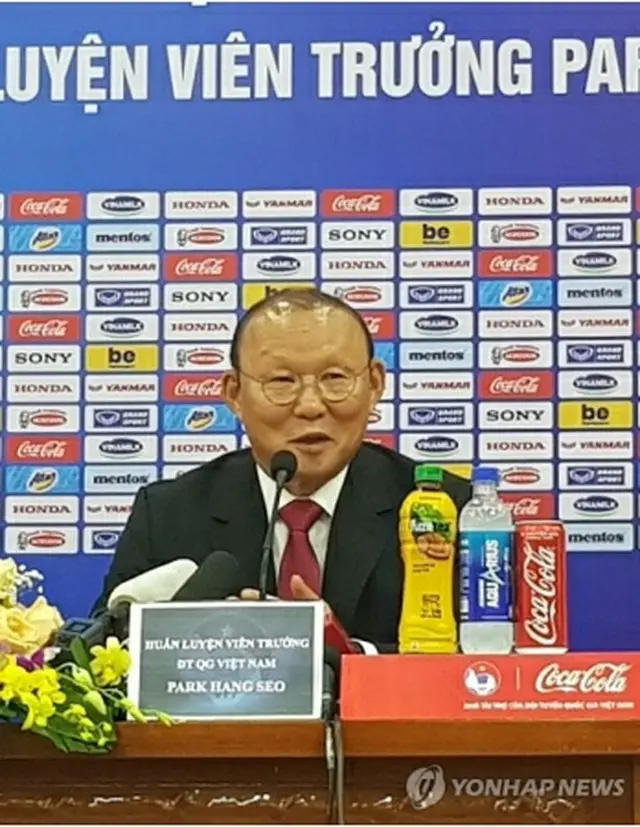 会見を行う朴恒緒監督＝７日、ハノイ（聯合ニュース）