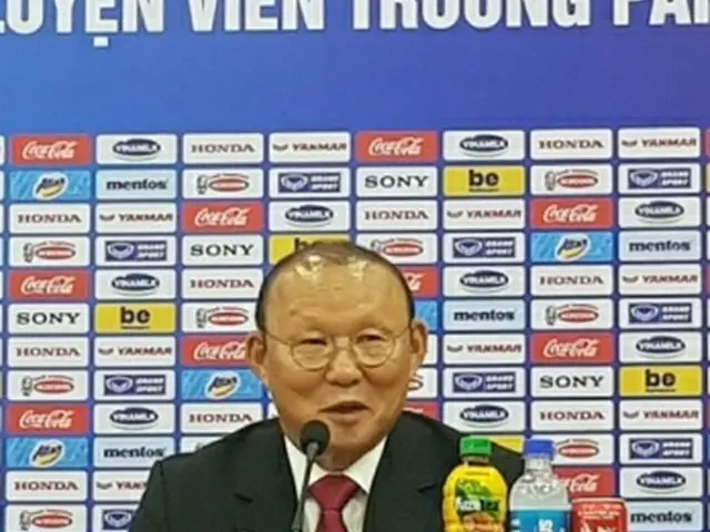 会見を行う朴恒緒監督＝７日、ハノイ（聯合ニュース）